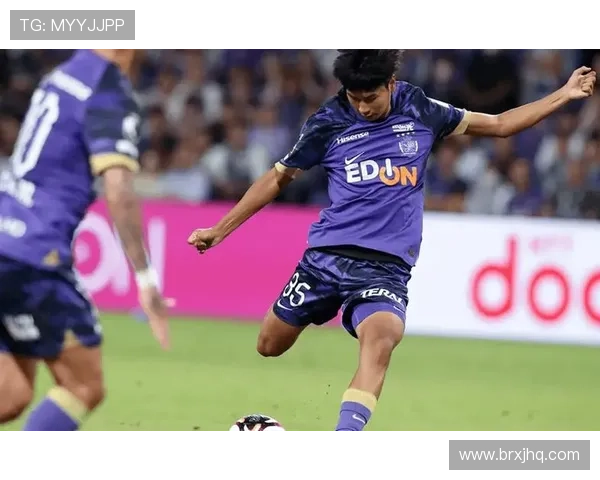 广岛三箭在J联赛杯决赛中以3-1战胜柏太阳神夺得队史第二冠吸引62466人观战